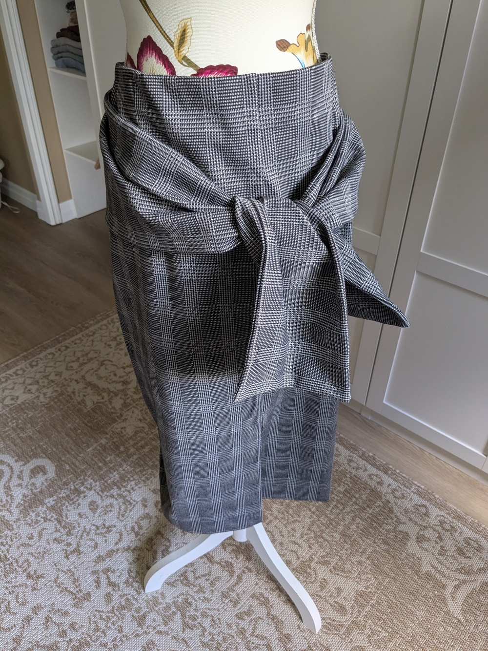 H&M Black and White Plaid Tie-Waist Pencil Skirt
